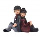 FIGURA PAREJA SENTADA DE ESPALDAS